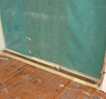 Oviaukko teipattuna puulattian hionta